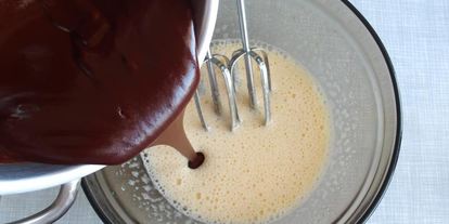 Шаг 7: шоколадных брауни со сливочным сыром маскарпоне и свежими ягодами