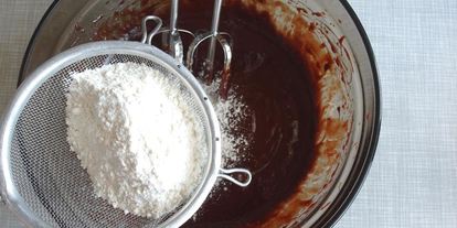 Шаг 8: шоколадных брауни со сливочным сыром маскарпоне и свежими ягодами