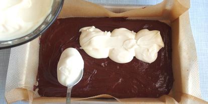 Шаг 9: шоколадных брауни со сливочным сыром маскарпоне и свежими ягодами