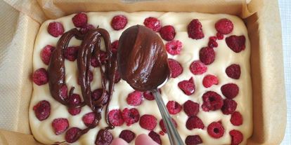 Шаг 10: шоколадных брауни со сливочным сыром маскарпоне и свежими ягодами