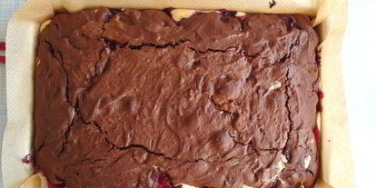 Шаг 11: шоколадных брауни со сливочным сыром маскарпоне и свежими ягодами