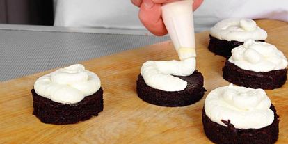 Шаг 4: шоколадных пирожных с вишней