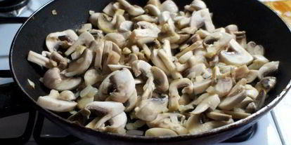 Шаг 6: картофельной пиццы с грибами и маслинами