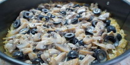 Шаг 8: картофельной пиццы с грибами и маслинами