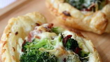 Рецепт Хрустящих мини-пицц с беконом и брокколи