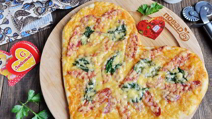 пицца с колбасой