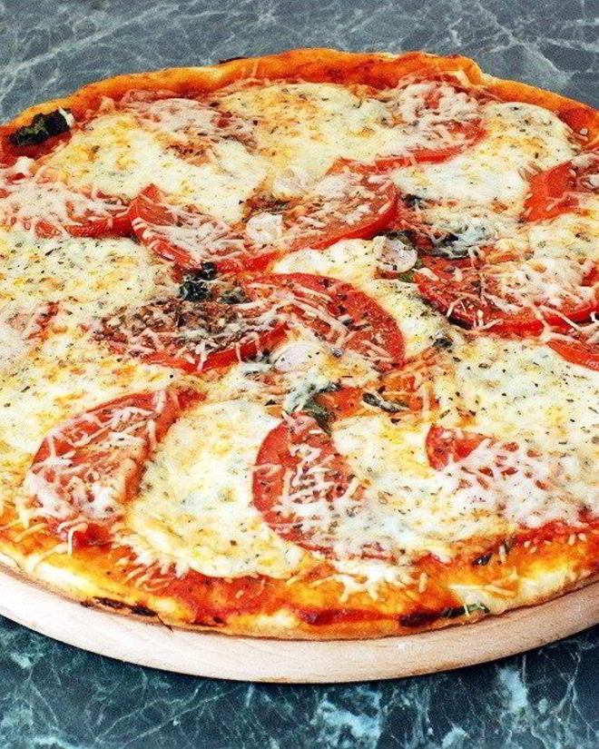 Рецепт пиццы маргариты с тертыма сырома моцареллы на готовома тесте