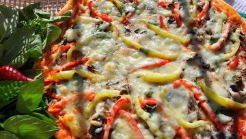 Рецепт Пиццы мясной с болгарским перцем и сыром Джюгас