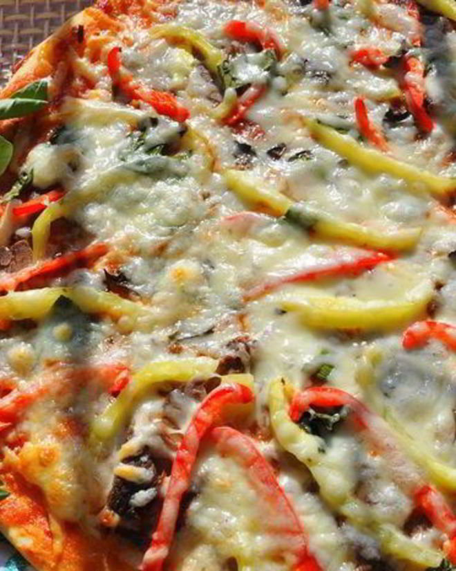 Рецепт пиццы мясной с болгарскима перцема и сырома джюгаса