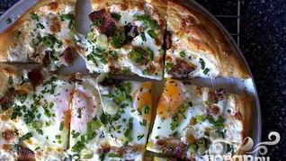 Рецепт Пиццы на завтрак с беконом, сыром и яйцами