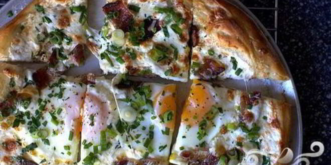Рецепт пиццы на завтрак с беконом, сыром и яйцами