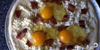 Шаг 2: пиццы на завтрак с беконом, сыром и яйцами