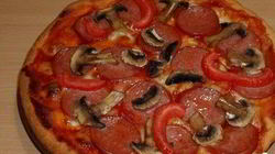 Рецепт Пиццы с колбасой, грибами, помидорами и сыром