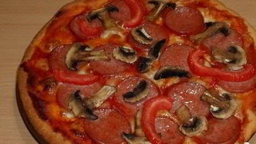 Рецепт Пиццы с колбасой, грибами, помидорами и сыром