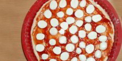 Шаг 2: пиццы с колбасой, грибами, помидорами и сыром