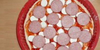 Шаг 3: пиццы с колбасой, грибами, помидорами и сыром