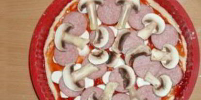 Шаг 4: пиццы с колбасой, грибами, помидорами и сыром