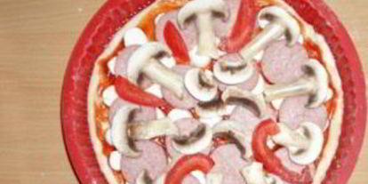 Шаг 5: пиццы с колбасой, грибами, помидорами и сыром