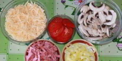Шаг 1: пиццы с колбасой и шампиньонами