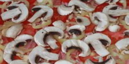 Шаг 3: пиццы с колбасой и шампиньонами