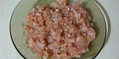 Шаг 6: пиццы с курицей и соленым огурцом