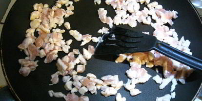 Шаг 7: пиццы с курицей и соленым огурцом