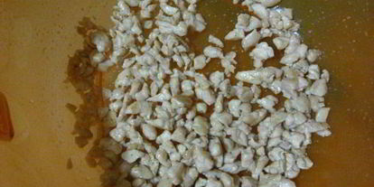 Шаг 8: пиццы с курицей и соленым огурцом