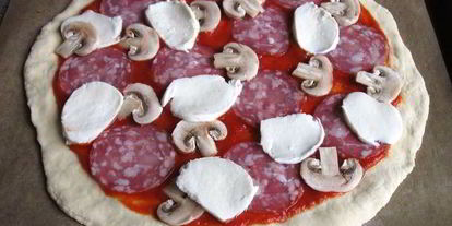 Шаг 4: пиццы с острой колбасой и перцем