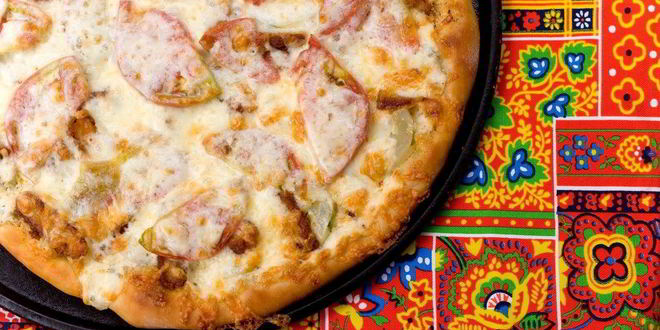 Рецепт пиццы с помидорами и огурцами