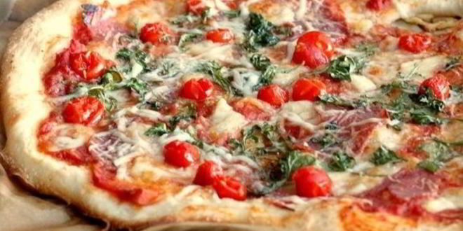 Рецепт пиццы с салями, помидорами и сыром