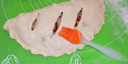 Шаг 10: закрытой пиццы кальцоне с курицей и грибами