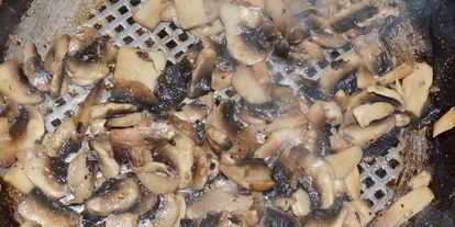 Шаг 4: закрытой пиццы кальцоне с курицей и грибами