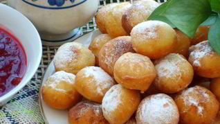 Рецепт Пончиков картофельных со смородиновым соусом