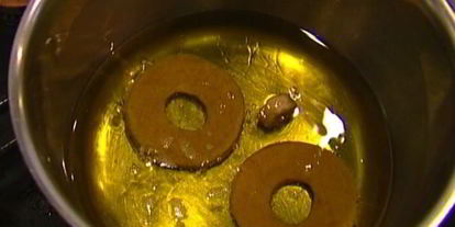 Шаг 7: пончиков на кефире с корицей и мускатным орехом