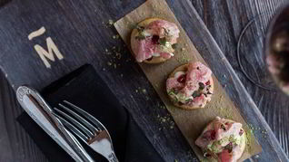 Рецепт Пончиков с тунцом, айоли из птицы и брусникой