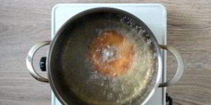 Шаг 3: пончиков во фритюре с шоколадом