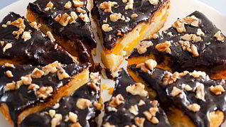 Рецепт Фруктовой шарлотки с шоколадной глазурью в мультиварке