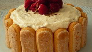 Рецепт Хмельной шарлотки Страчателла с кремом из маскарпоне, вишневой водки и шоколадной крошки