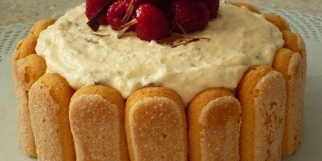 Рецепт Хмельной шарлотки Страчателла с кремом из маскарпоне, вишневой водки и шоколадной крошки