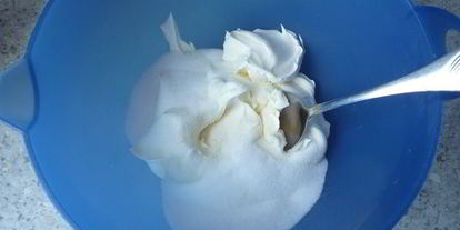 Шаг 1: хмельной шарлотки страчателла с кремом из маскарпоне, вишневой водки и шоколадной крошки