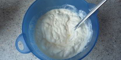 Шаг 2: хмельной шарлотки страчателла с кремом из маскарпоне, вишневой водки и шоколадной крошки