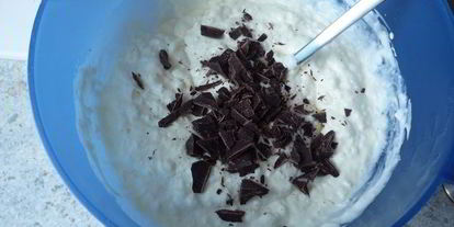 Шаг 4: хмельной шарлотки страчателла с кремом из маскарпоне, вишневой водки и шоколадной крошки