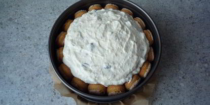 Шаг 5: хмельной шарлотки страчателла с кремом из маскарпоне, вишневой водки и шоколадной крошки