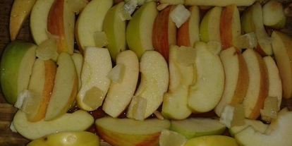 Шаг 2: шарлотки из яблок с карамелью