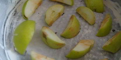 Шаг 1: шарлотки из яблок