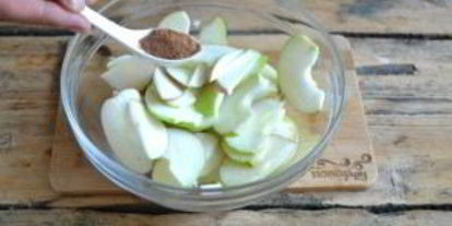 Шаг 3: шарлотки классической с яблоками