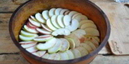 Шаг 7: шарлотки классической с яблоками