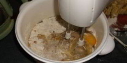 Шаг 4: шарлотки на йогурте с яблоками