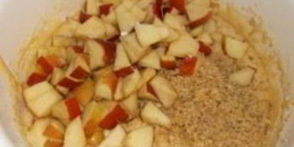 Шаг 5: шарлотки на йогурте с яблоками