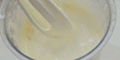 Шаг 1: шарлотки на манке с карамельным черносливом